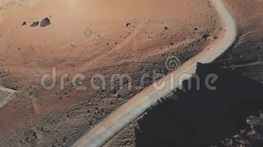 日落时沙漠小径的鸟瞰图。 火山基地，泰德国家公园，特内里夫。 月球或火星景观